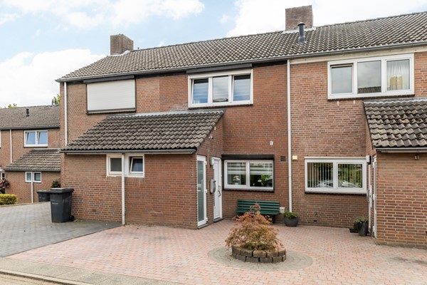 Te koop: Instapklare gemoderniseerde tussenwoning met aanbouw, moderne keuken en badkamer, 3 slaapkamers en tuin in een rustige en kindvriendelijke woonwijk in Landgraaf 